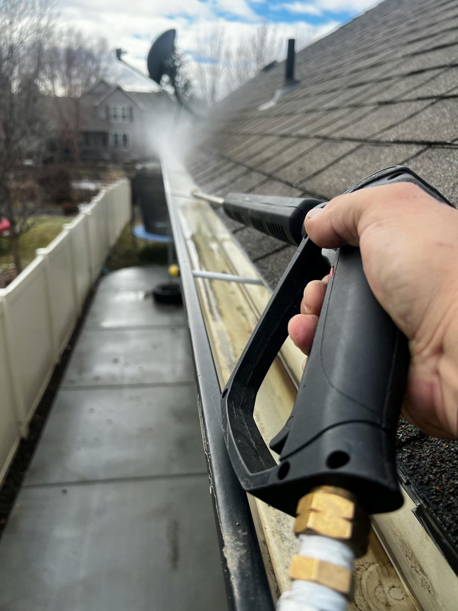Seamless aluminum gutter installed on a Florida residence