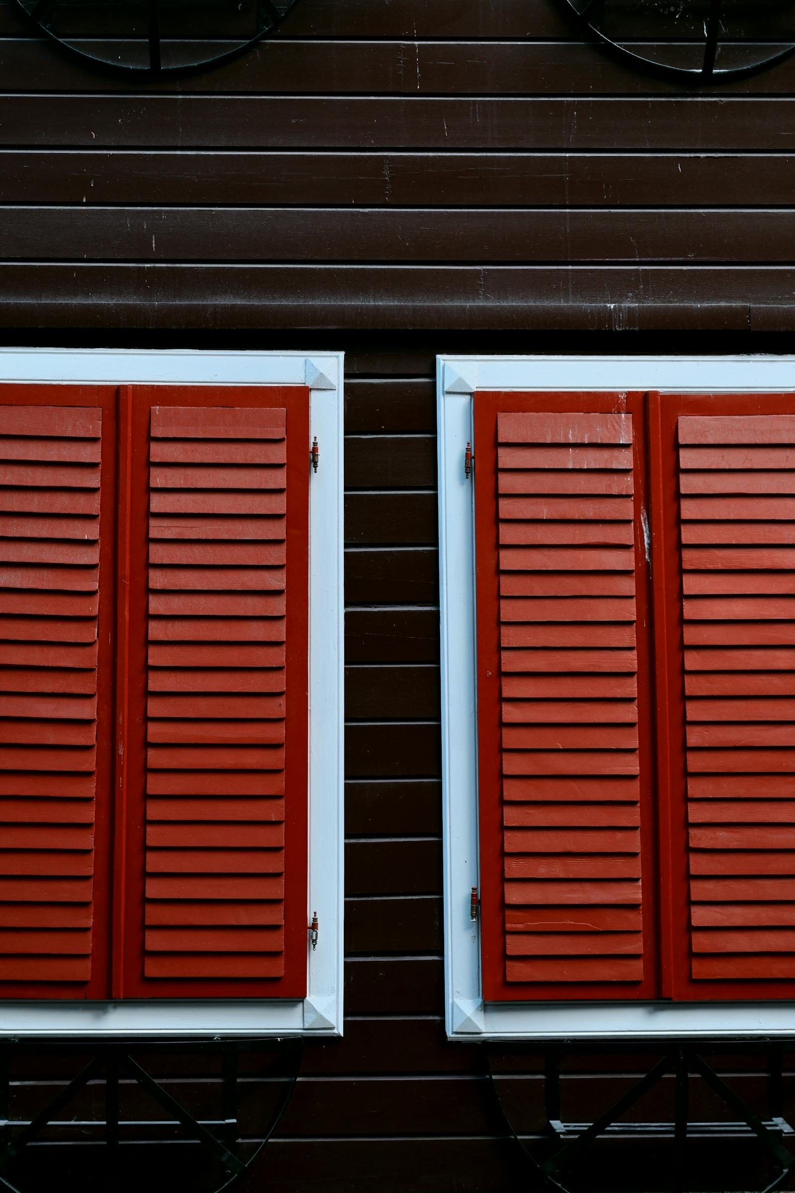 Bold red on dark wood — Bahama · cottage