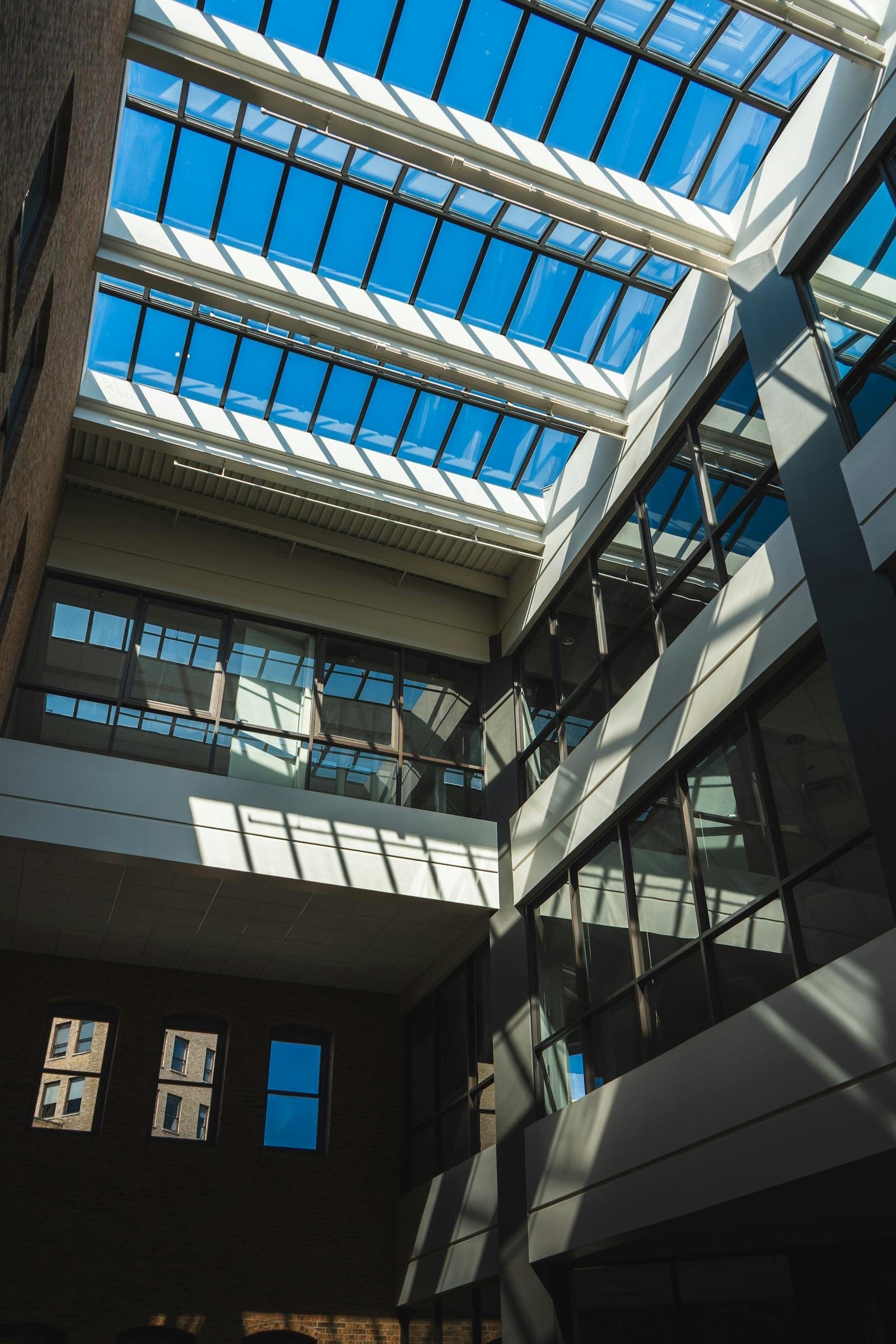 Curtain-wall daylighting — Modern atrium · multi-story