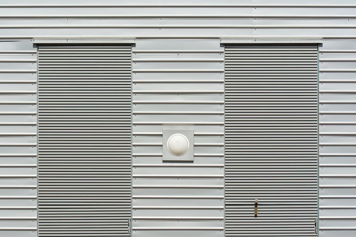Sealed aluminum eave preventing pest entry
